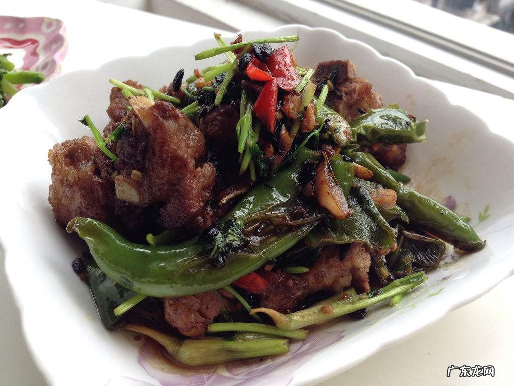 青椒炖排骨怎么做