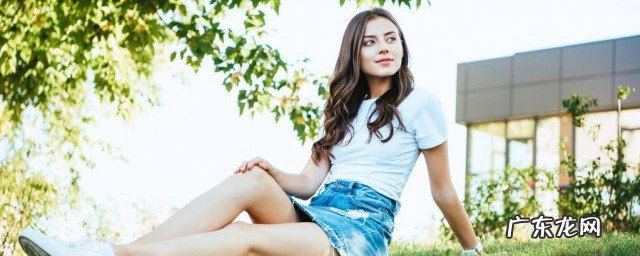 牛仔裤配白短袖怎么穿