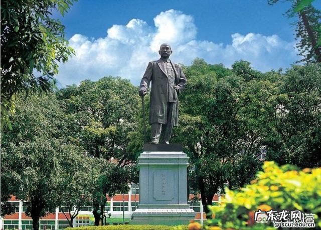 华南理工大学、暨南大学，哪一个的专业设置更加广泛？