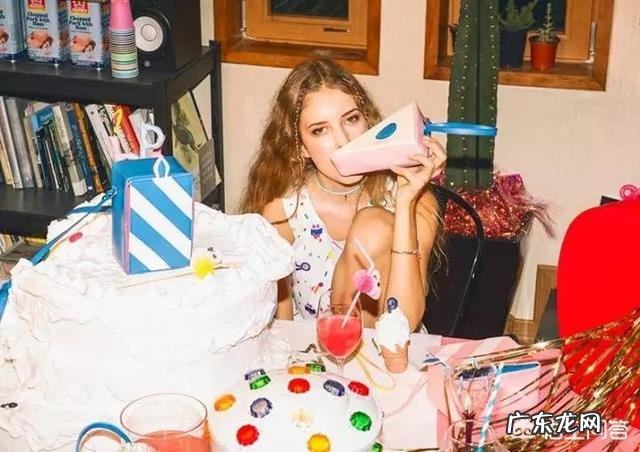 女孩子出门都喜欢背一个包包，什么款式的更时尚呢？