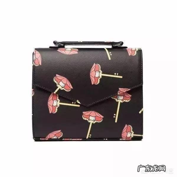 女孩子出门都喜欢背一个包包,什么款式的更时尚呢?