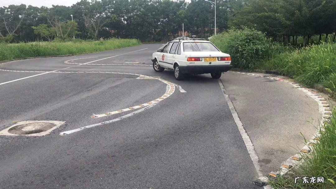 倒车入库怎么判断宽与窄