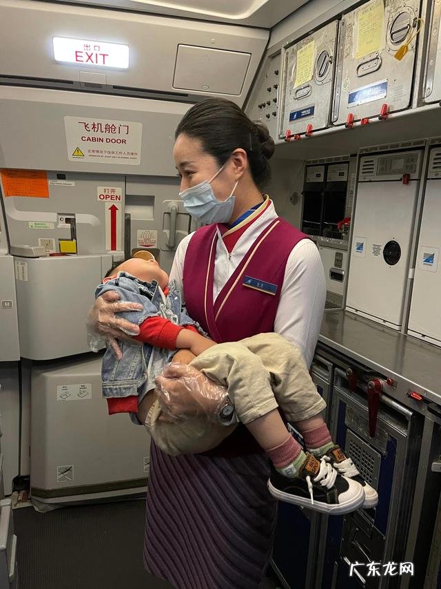 普通舱的空姐和头等舱的空姐服务是一样的吗