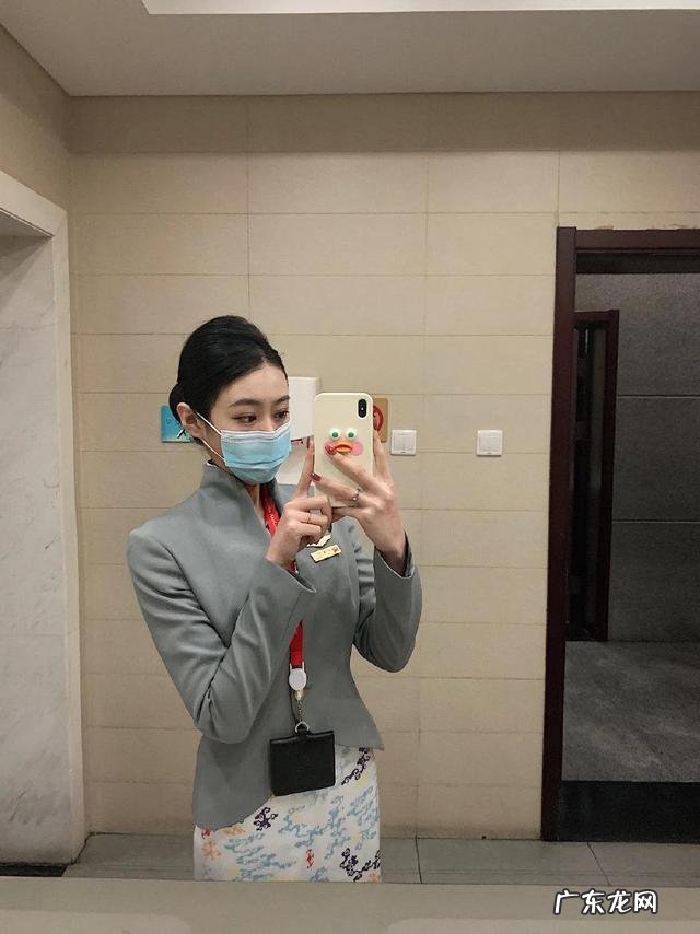 普通舱的空姐和头等舱的空姐服务是一样的吗