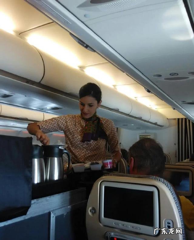 普通舱的空姐和头等舱的空姐服务是一样的吗