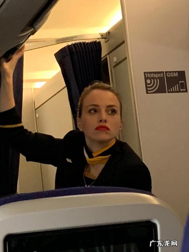 普通舱的空姐和头等舱的空姐服务是一样的吗