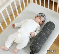 宝宝睡觉的时候吐奶怎么处理