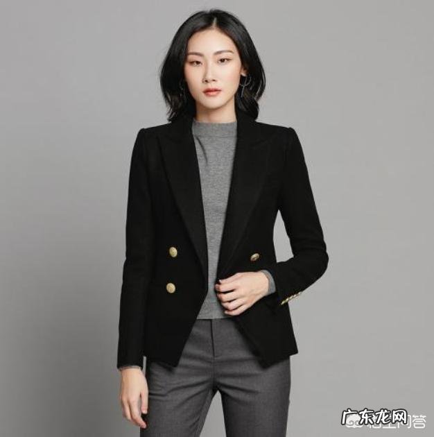 秋冬衣橱里的衣服该如何选择显气质的颜色和穿搭单品?