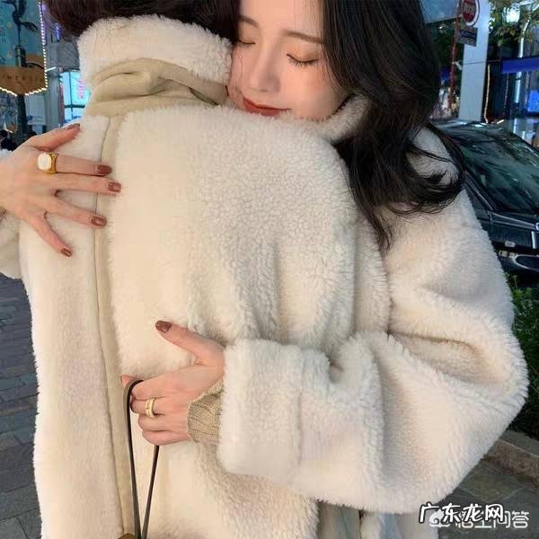 秋冬衣橱里的衣服该如何选择显气质的颜色和穿搭单品?