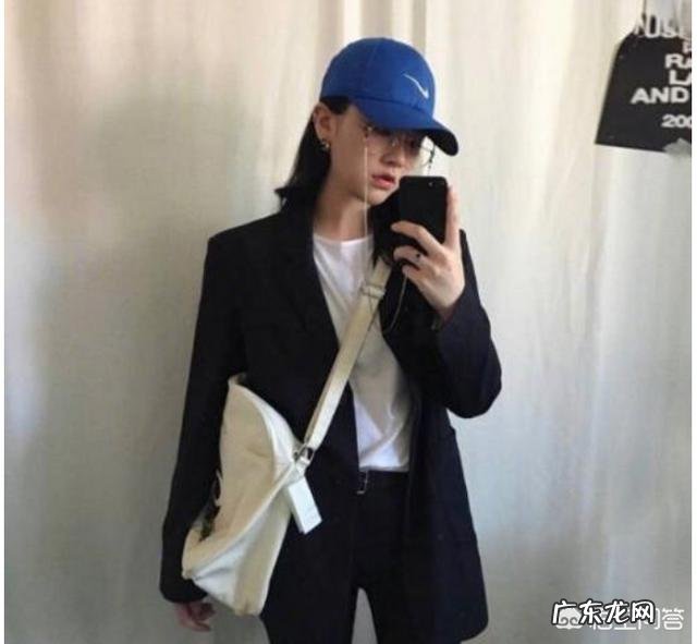 秋冬衣橱里的衣服该如何选择显气质的颜色和穿搭单品?