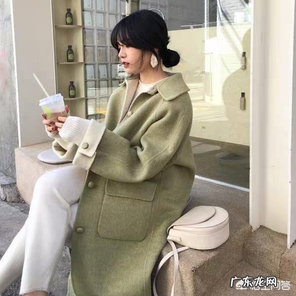 秋冬衣橱里的衣服该如何选择显气质的颜色和穿搭单品?