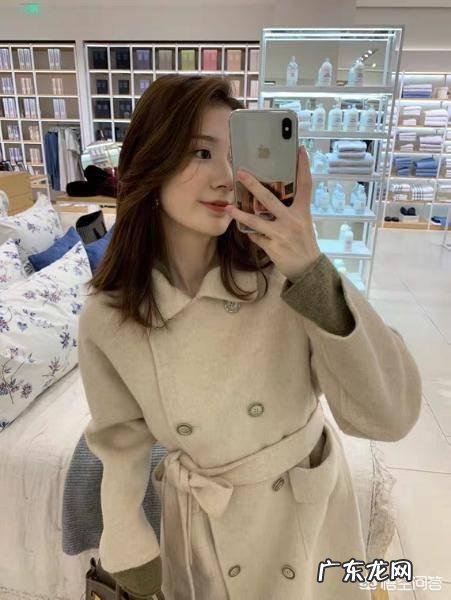 秋冬衣橱里的衣服该如何选择显气质的颜色和穿搭单品?