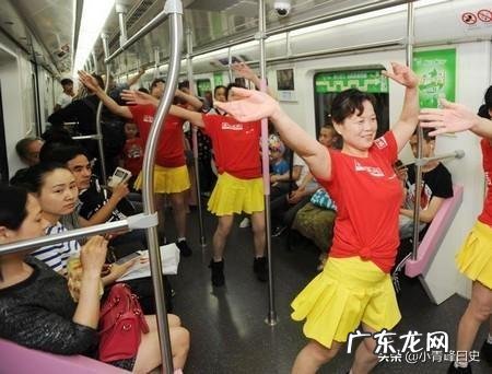 武汉一群大妈堵地铁口跳热舞,全都不带口罩,你有何看法?