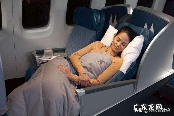 在日本头等舱,空姐是怎样招待乘客的你怎么看