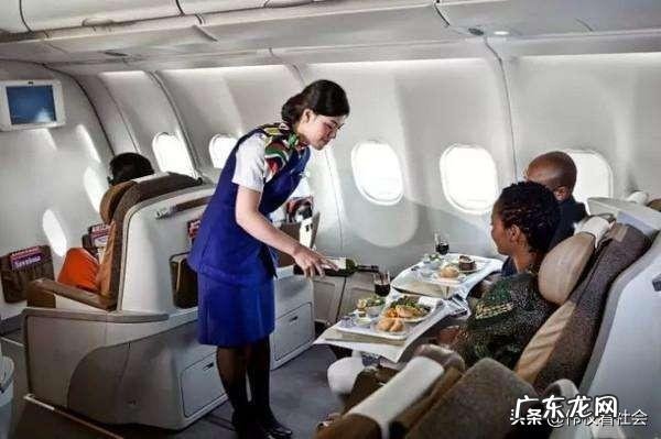 在日本头等舱,空姐是怎样招待乘客的你怎么看
