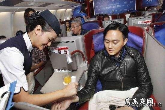 在日本头等舱,空姐是怎样招待乘客的你怎么看