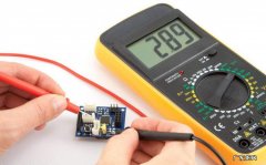 不用万用表怎么判断正负极