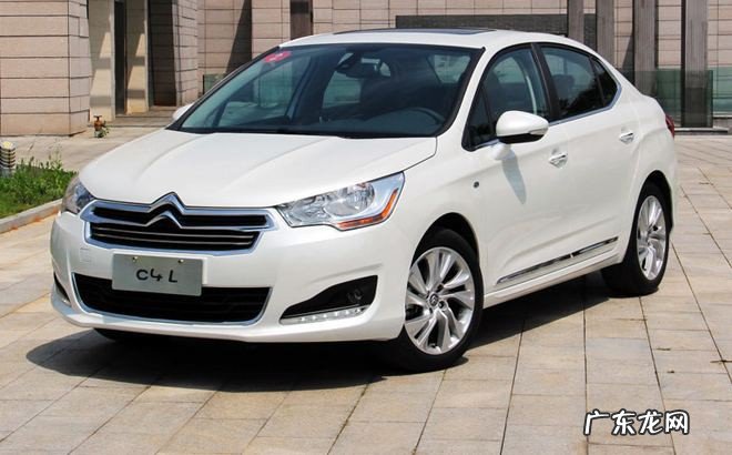 开车怎么判断车有没有摆正