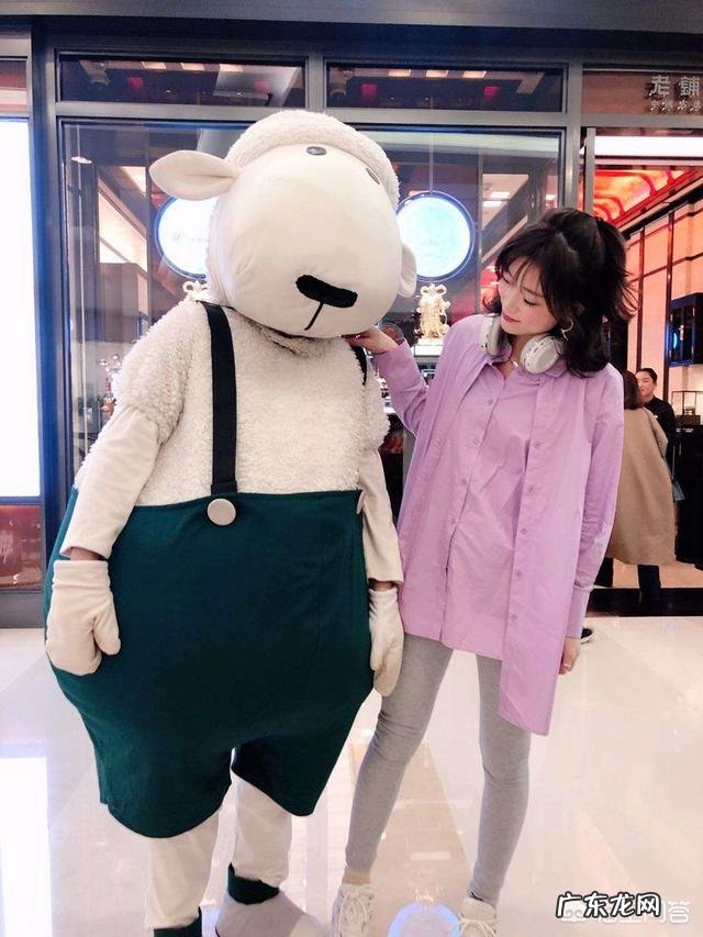 32岁,身高163cm,皮肤暗黄,买了图上的格子大衣,该如何搭配呢?