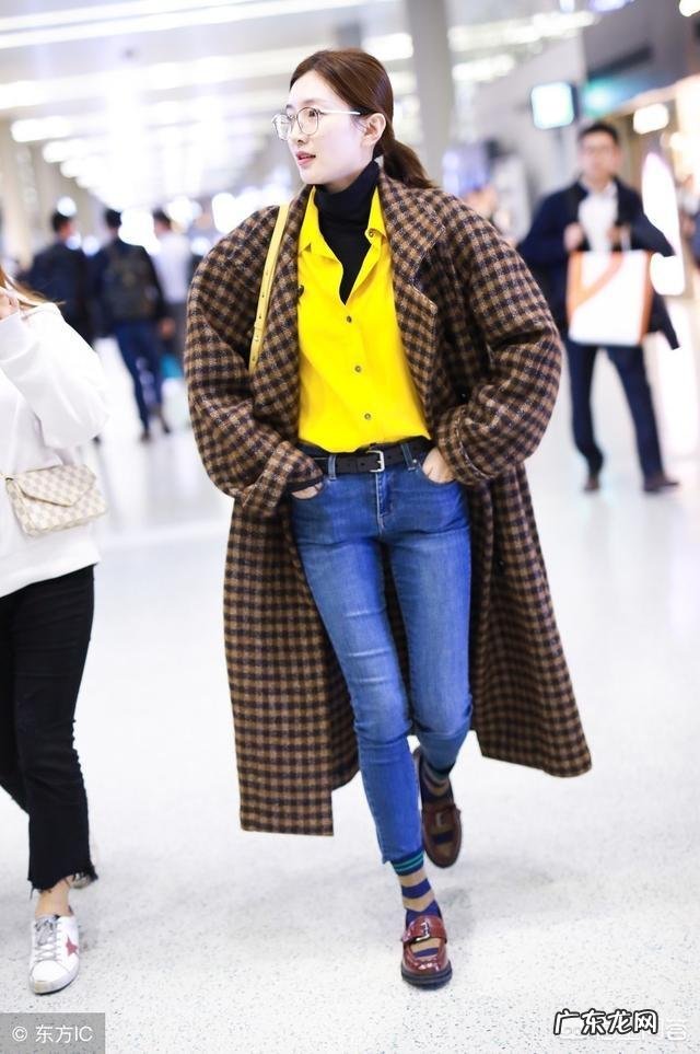 32岁,身高163cm,皮肤暗黄,买了图上的格子大衣,该如何搭配呢?