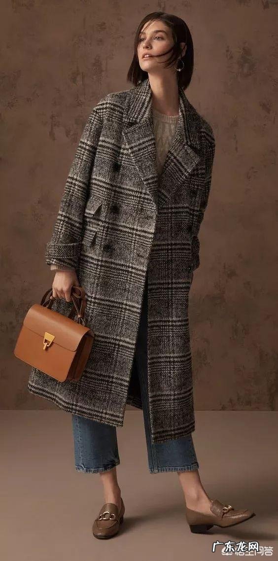 32岁,身高163cm,皮肤暗黄,买了图上的格子大衣,该如何搭配呢?