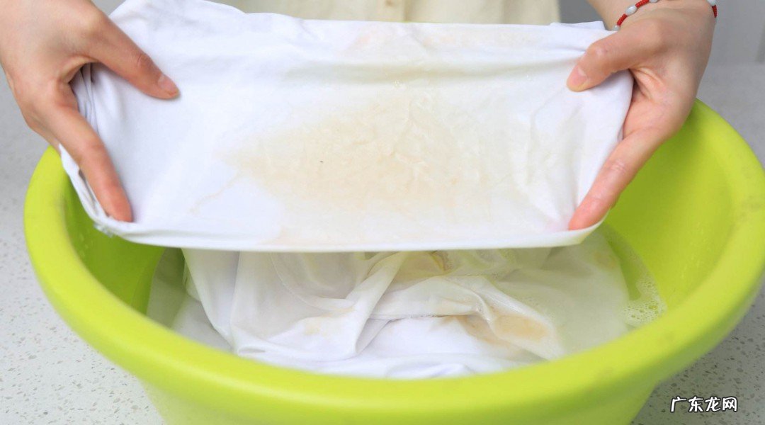 厨房油污粘衣服怎么处理