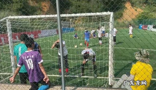 盲人如何踢足球比赛