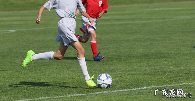 小孩踢足球怎么踢得又远又高又猛