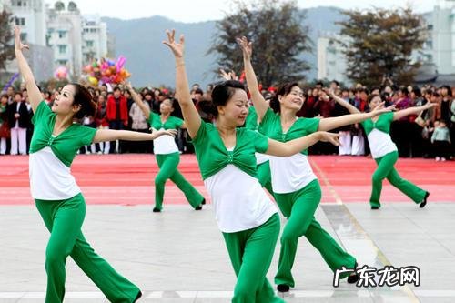 秋天晚上跳广场舞有利于身体健康吗