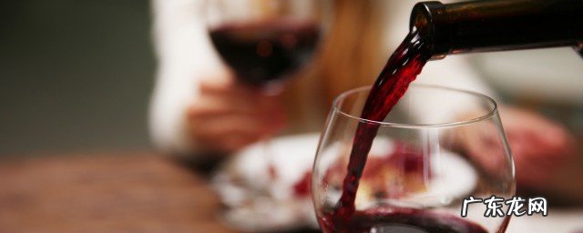 女士开红酒木塞小技巧