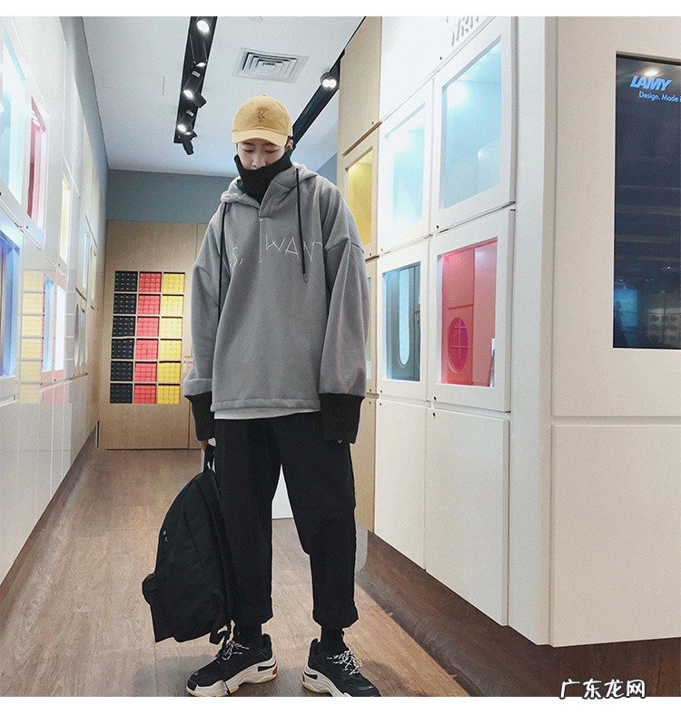 男生灰色卫衣的穿搭方法