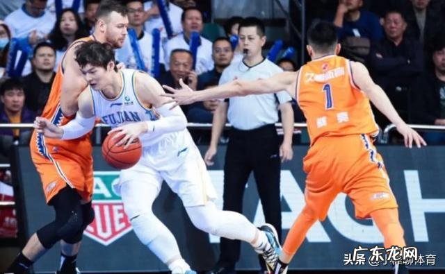 董瀚麟被李秋平换下后直接离场,这是为什么?