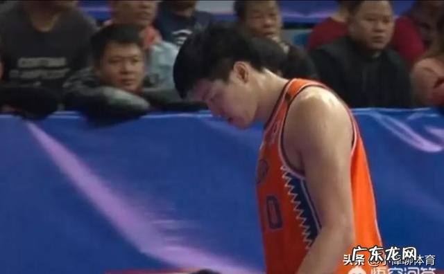 董瀚麟被李秋平换下后直接离场,这是为什么?