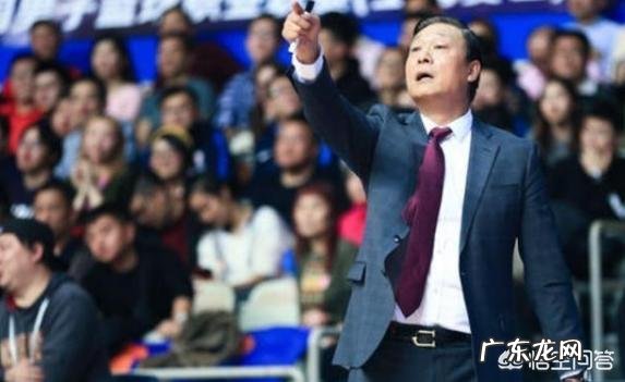 董瀚麟被李秋平换下后直接离场,这是为什么?