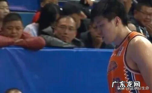 董瀚麟被李秋平换下后直接离场,这是为什么?