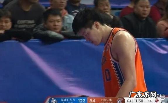 董瀚麟被李秋平换下后直接离场,这是为什么?