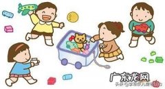 为什么小女孩都喜欢布娃娃这类的玩具，而小男孩喜欢玩具车这类的