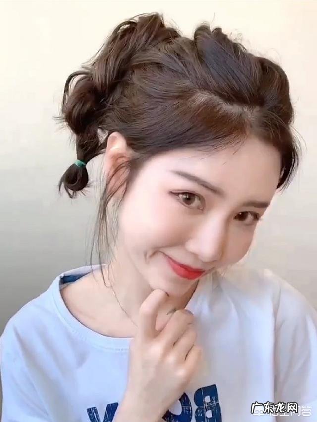 怎样扎头发会显得头发很多很蓬松呢?