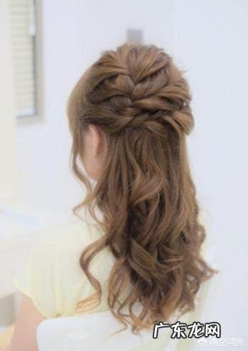 怎样扎头发会显得头发很多很蓬松呢?