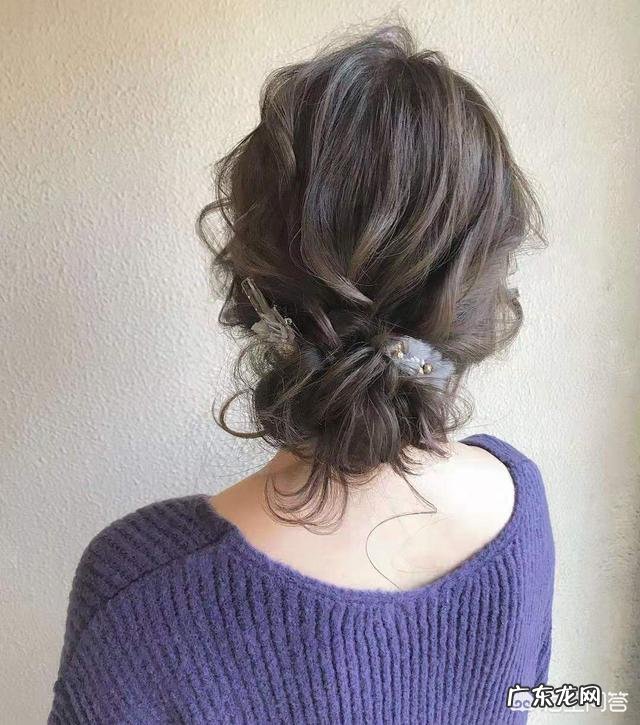 怎样扎头发会显得头发很多很蓬松呢?