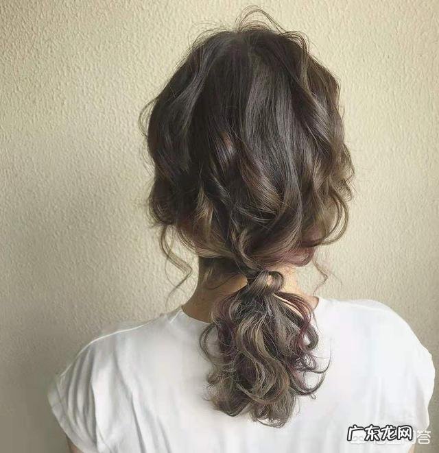 怎样扎头发会显得头发很多很蓬松呢?