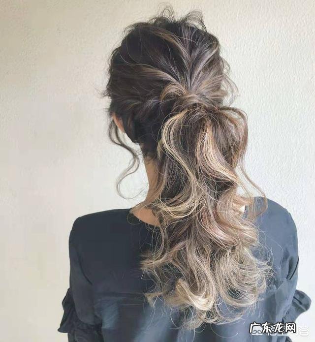 怎样扎头发会显得头发很多很蓬松呢?