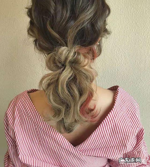 怎样扎头发会显得头发很多很蓬松呢?