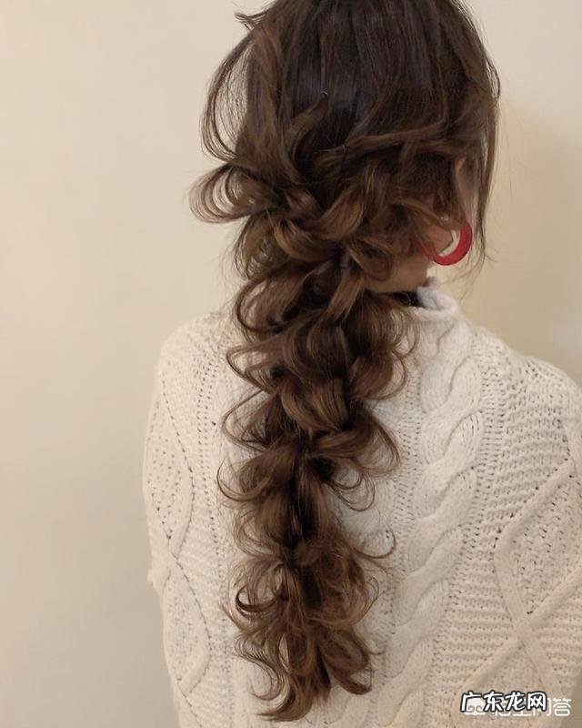 怎样扎头发会显得头发很多很蓬松呢?