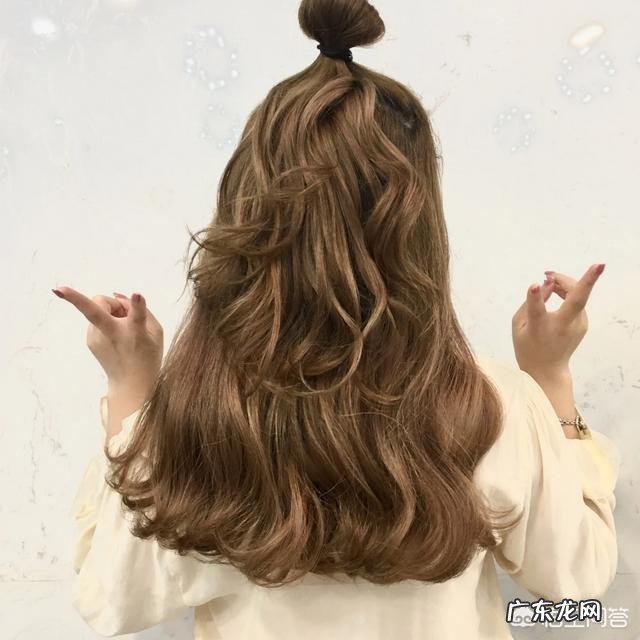 怎样扎头发会显得头发很多很蓬松呢?