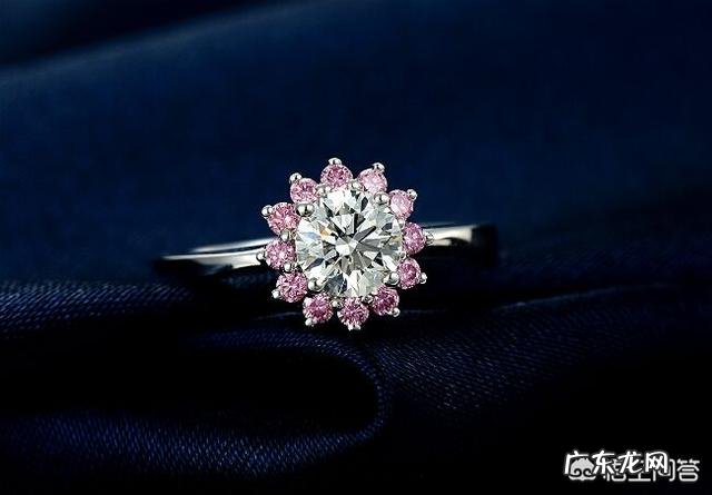 结婚戒指是男方买还是女方买?谁买钻戒更合适呢?