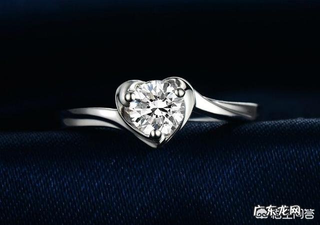 结婚戒指是男方买还是女方买?谁买钻戒更合适呢?