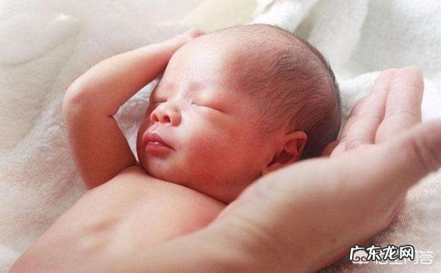 冬天对于新出生的宝宝，新手爸妈在照顾宝宝方面应该注意哪些事项？