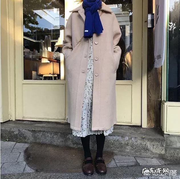 卡其色的毛呢大衣如何搭裤子和上衣？