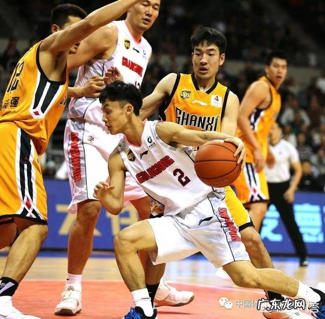 广东对阵广厦,为什么杜峰第一节就派上了之前垃圾时间才打的徐杰?有什么特殊计划吗?